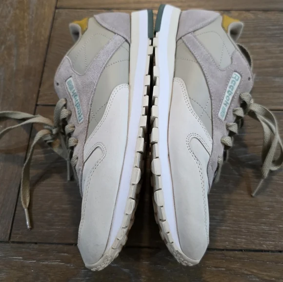 Reebok Classic Leather Sneaker, Women's Size 8 - Picture 6 of 9